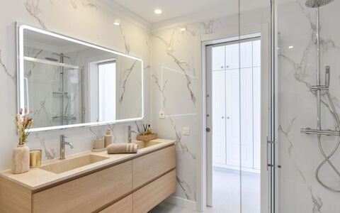 Meloneras Hills 16: Design Intérieur, Luminaire Plomberie, Sol, Sol, Armoire De Toilette, Salle De Bains, Miroir, Lavabo, Évier, Robinet