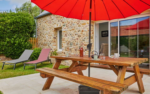 La Bergerie: Plante, Meubles, Table, Parapluie, La Nature, Arbre, Tableau De Plein Air, Mobilier De Jardin, Ombre, Ciel