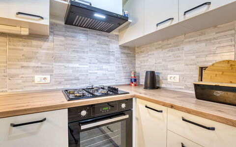 Zora: Cabinetry, Bâtiment, Comptoir, Propriété, Appareil De Cuisine, Cuisine, Cuisinière, Bois, Maison, Sol