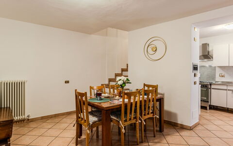 A Casa di Lale: Table, Meubles, Chaise, Bois, Design Intérieur, Bâtiment, Sol, Sol, Tache De Bois, Dur