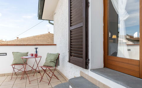 Villa i Portici: Bois, Sol, Domicile, Appartement, Dur, Tache De Bois, Balcon, Ombre, Daylighting, Parquet
