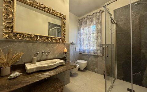 Casa Viviani: Miroir, Propriété, Luminaire Plomberie, Évier, Robinet, Salle De Bains, Design Intérieur, Bâtiment, Armoire De Toilette, Sol