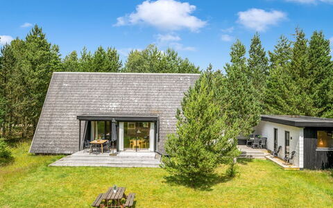 Peta - 1.6Km from the Sea: Toit, Maison, Domicile, Chalet, Porte, Siding, Biens, Pelouse, Cour, Porche