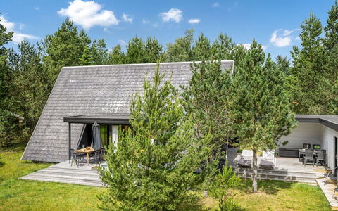 Peta - 1.6Km from the Sea: Toit, Maison, Domicile, Chalet, Porte, Siding, Biens, Pelouse, Cour, Porche