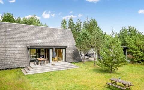Peta - 1.6Km from the Sea: Toit, Maison, Domicile, Chalet, Porte, Siding, Biens, Pelouse, Cour, Porche