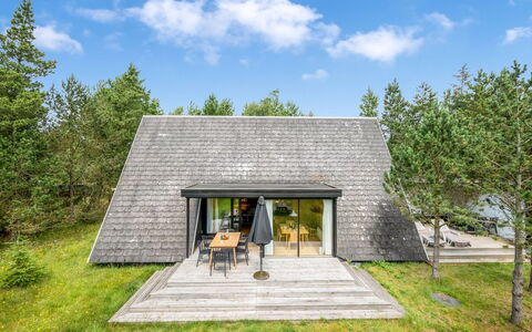 Peta - 1.6Km from the Sea: Toit, Maison, Domicile, Chalet, Porte, Siding, Biens, Pelouse, Cour, Porche