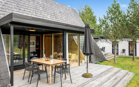 Peta - 1.6Km from the Sea: Toit, Maison, Domicile, Chalet, Porte, Siding, Biens, Pelouse, Cour, Porche