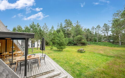 Peta - 1.6Km from the Sea: Toit, Maison, Domicile, Chalet, Porte, Siding, Biens, Pelouse, Cour, Porche