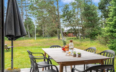 Peta - 1.6Km from the Sea: Toit, Maison, Domicile, Chalet, Porte, Siding, Biens, Pelouse, Cour, Porche