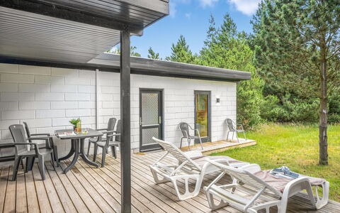 Peta - 1.6Km from the Sea: Toit, Maison, Domicile, Chalet, Porte, Siding, Biens, Pelouse, Cour, Porche
