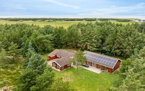 Aisling - 700M from the Sea: Bleu, Arbuste, Chalet, Couverture De Sol, Jardin, Biens, Ombre, Aménagement Paysager, Ferme, Eco Hôtel