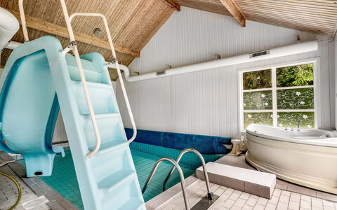 Aisling - 700M from the Sea: Bleu, Arbuste, Chalet, Couverture De Sol, Jardin, Biens, Ombre, Aménagement Paysager, Ferme, Eco Hôtel