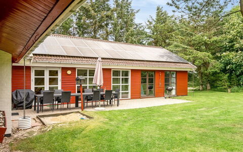Aisling - 700M from the Sea: Bleu, Arbuste, Chalet, Couverture De Sol, Jardin, Biens, Ombre, Aménagement Paysager, Ferme, Eco Hôtel