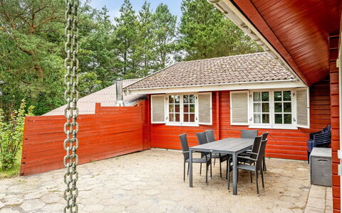 Aisling - 700M from the Sea: Bleu, Arbuste, Chalet, Couverture De Sol, Jardin, Biens, Ombre, Aménagement Paysager, Ferme, Eco Hôtel