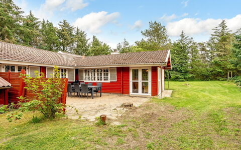 Aisling - 700M from the Sea: Bleu, Arbuste, Chalet, Couverture De Sol, Jardin, Biens, Ombre, Aménagement Paysager, Ferme, Eco Hôtel
