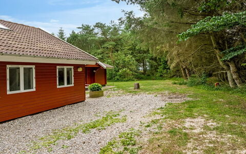 Aisling - 700M from the Sea: Bleu, Arbuste, Chalet, Couverture De Sol, Jardin, Biens, Ombre, Aménagement Paysager, Ferme, Eco Hôtel