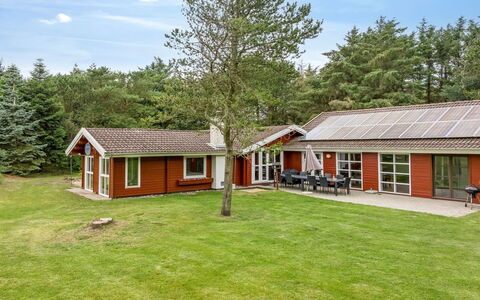 Aisling - 700M from the Sea: Bleu, Arbuste, Chalet, Couverture De Sol, Jardin, Biens, Ombre, Aménagement Paysager, Ferme, Eco Hôtel
