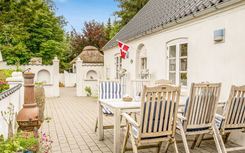 Ømunde - 1.8Km from the Sea: Bleu, Arbuste, Chalet, Couverture De Sol, Jardin, Biens, Ombre, Aménagement Paysager, Ferme, Eco Hôtel
