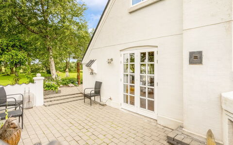 Ømunde - 1.8Km from the Sea: Bleu, Arbuste, Chalet, Couverture De Sol, Jardin, Biens, Ombre, Aménagement Paysager, Ferme, Eco Hôtel