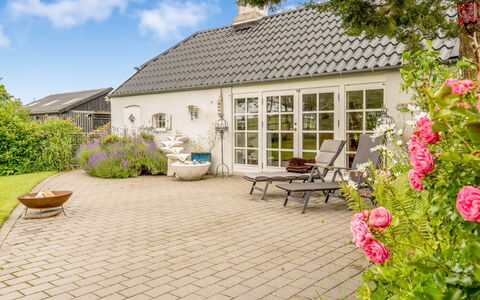 Ømunde - 1.8Km from the Sea: Bleu, Arbuste, Chalet, Couverture De Sol, Jardin, Biens, Ombre, Aménagement Paysager, Ferme, Eco Hôtel