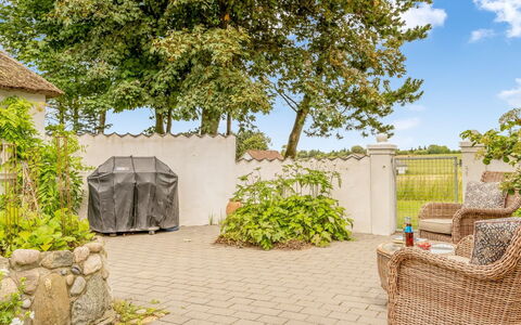 Ømunde - 1.8Km from the Sea: Bleu, Arbuste, Chalet, Couverture De Sol, Jardin, Biens, Ombre, Aménagement Paysager, Ferme, Eco Hôtel