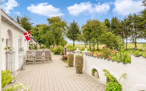 Ømunde - 1.8Km from the Sea: Bleu, Arbuste, Chalet, Couverture De Sol, Jardin, Biens, Ombre, Aménagement Paysager, Ferme, Eco Hôtel