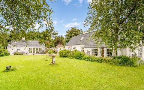 Ømunde - 1.8Km from the Sea: Bleu, Arbuste, Chalet, Couverture De Sol, Jardin, Biens, Ombre, Aménagement Paysager, Ferme, Eco Hôtel