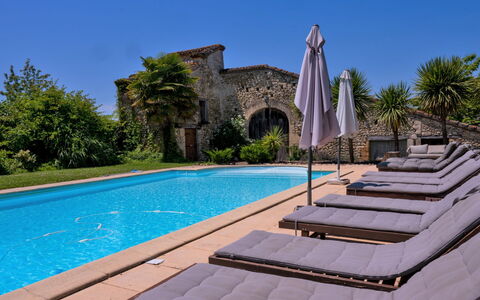 Larroque Haute: L'Eau, Ciel, Propriété, Jour, Plante, Piscine, Bleu Azur, Bâtiment, Arbre, Architecture