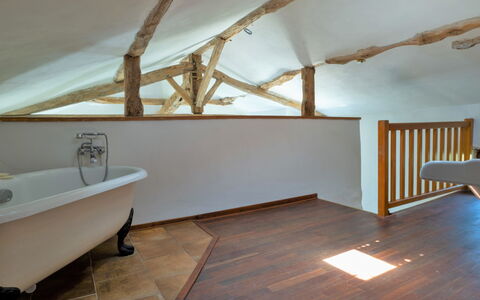 Larroque Haute: Baignoire, Luminaire Plomberie, Bois, Robinet, Design Intérieur, Bâtiment, Sol, Sol, Salle De Bains