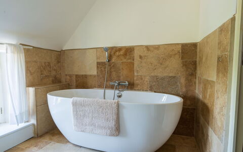 Amarie: Baignoire, Luminaire Plomberie, Robinet, Salle De Bains, Bâtiment, Lavabo, Bois, Rectangle