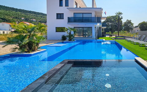 Noel: L'Eau, Ciel, Plante, Bâtiment, Piscine, Fenêtre, Bleu Azur, Bleu, Ombre, Arbre
