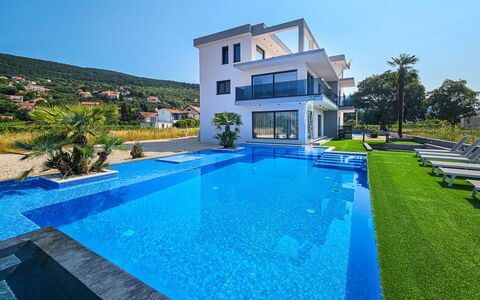 Noel: L'Eau, Plante, Bâtiment, Ciel, Propriété, Piscine, Bleu, Fenêtre, Bleu Azur, Rectangle