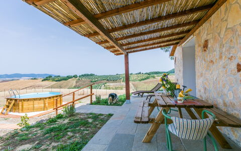 Casaletto Anticaluce: Plante, Propriété, Bâtiment, Ciel, Bleu Azur, Ombre, Pot De Fleur, Bois, Table, Design Intérieur
