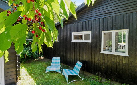 Krister - 900M from the Sea: Toit, Maison, Domicile, Chalet, Siding, Biens, Allée, Batiments Jardin, Cour, Cabanon