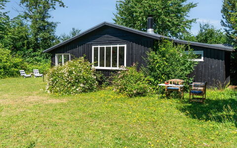 Krister - 900M from the Sea: Toit, Maison, Domicile, Chalet, Siding, Biens, Allée, Batiments Jardin, Cour, Cabanon