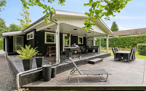 Araminta - 800M from the Sea: Meubles, Design Intérieur, Sol, Sol, Plafond, Pièce, Chaise, Table, Appartement, Table Cuisine Et Salle A Manger