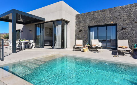 Yucas 1: L'Eau, Propriété, Ciel, Piscine, Bâtiment, Bleu Azur, Bleu, Ombre, Éclairage, Design Intérieur