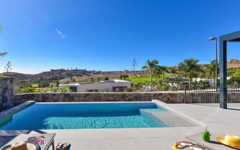 Yucas 1: L'Eau, Ciel, Plante, Piscine, Bleu Azur, Arbre, Mobilier De Jardin, Loisir, Zone Résidentielle, Condominium