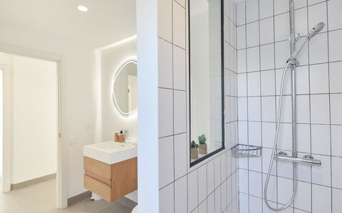Yucas 1: Luminaire Plomberie, Robinet, Miroir, Évier, Salle De Bains, Bâtiment, Design Intérieur, Bois, Sol