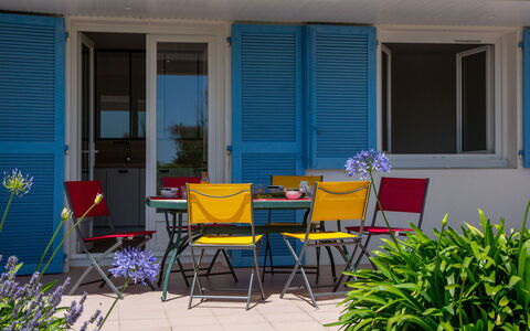Le Bigorneau Préfaillais: Plante, Meubles, Fenêtre, Chaise, Pot De Fleur, Bâtiment, Bleu Azur, Ombre, Bleu, Porte