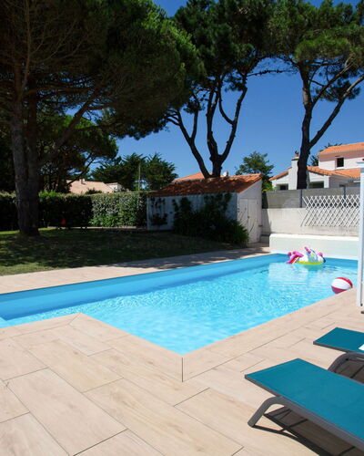 Le Bigorneau Préfaillais: L'Eau, Plante, Bâtiment, Piscine, Arbre, Bleu Azur, Ombre, Mobilier De Jardin, Maison, Ciel