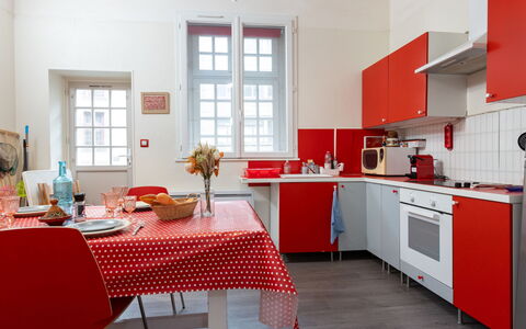 Saint Benoît: Meubles, Table, Propriété, Cabinetry, Fenêtre, Comptoir, Design Intérieur, Architecture, Bois, Cuisinière