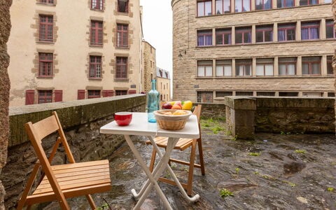 Saint Benoît: Bâtiment, Meubles, Table, Fenêtre, Ciel, Bois, Mobilier De Jardin, Tableau De Plein Air, Design Urbain, Chaise