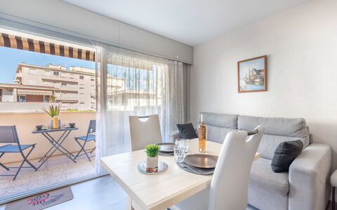 Le Copacabana: Table, Meubles, Propriété, Canapé, Chaise, Design Intérieur, Confort, Salon, Sol, Sol