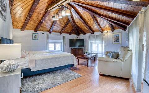 Floreano: Meubles, Bâtiment, Propriété, Canapé, Confort, Bois, Fenêtre, Design Intérieur, Ombre, Sol