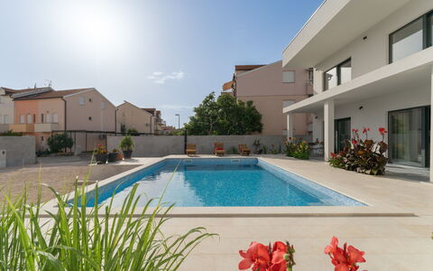 Villa Klaudio: L'Eau, Plante, Propriété, Ciel, Jour, Bleu Azur, Piscine, Fleur, Bâtiment, Architecture