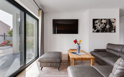 Villa Klaudio: Cadre, Meubles, Table, Bois, Bâtiment, Confort, Sol, Design Intérieur, Sol, Ombre