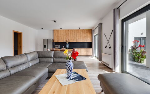 Villa Klaudio: Plante, Propriété, Meubles, Fleur, Canapé, Plante D'Appartement, Confort, Table, Bois, Design Intérieur