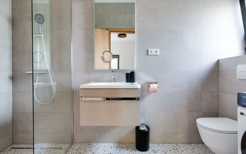 Villa Klaudio: Miroir, Propriété, Luminaire Plomberie, Lavabo, Évier, Bâtiment, Robinet, Salle De Bains, Design Intérieur, Sol