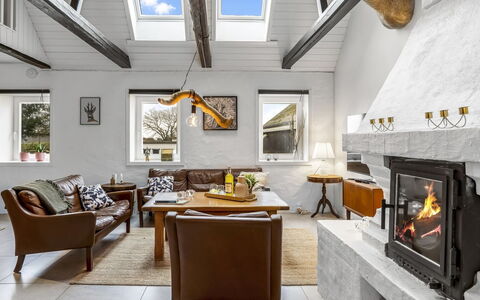 Thorgot - 3Km from the Sea: Meubles, Design Intérieur, Bois, Sol, Plafond, Salon, Canapé, Éclairage, Chaise, Pièce
